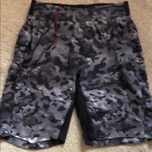 Men’s lululemon shorts worn twice perfect cond.